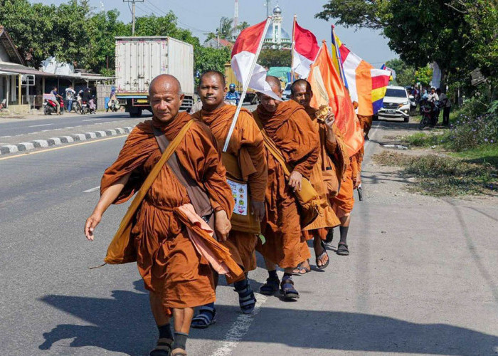 50 Biksu Jalan Kaki Menuju Borobudur untuk Peringati Waisak 2026
