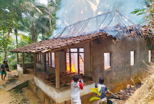 Pergi Rapat Lupa Matikan Tungku, Rumah Warga Ludes Terbakar