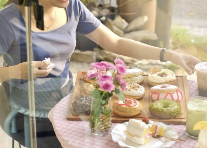 Nikmati Donat Berbagai Macam Topping di Bunaaca dengan Cafe Estetik Minimalis!