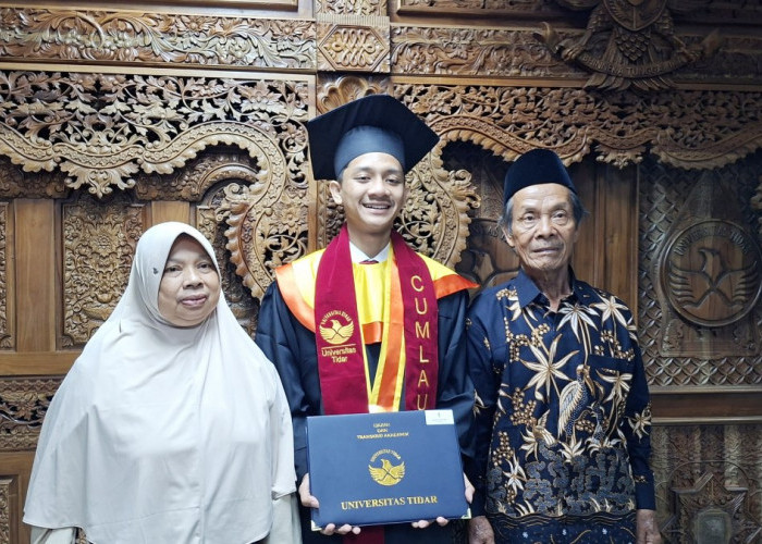 Anak Pedagang Pindang Asal Purbalingga Jadi Wisudawan Terbaik Untidar