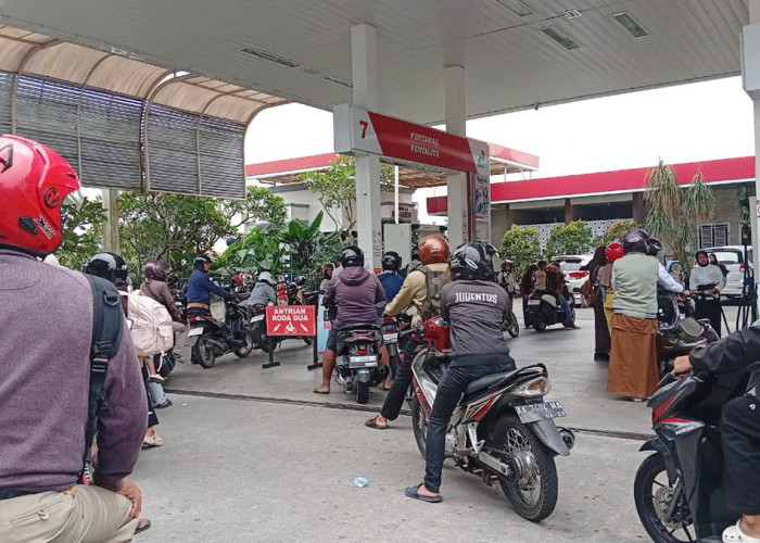 Harga Pertamax Tembus Rp16.250, Warga Magelang Rela Antre Panjang Berburu Pertalite