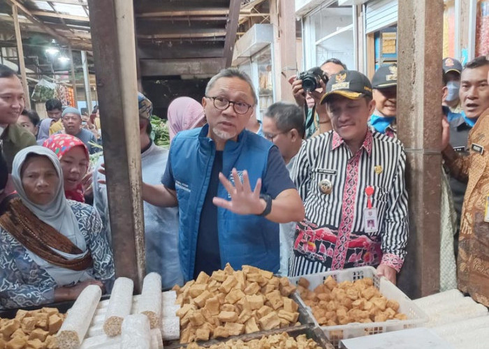 TINJAU. Menteri Perdagangan RI Zulkifli Hasan meninjau kebutuhan harga pokok masyarakat di Pasar Kertek, didampingi Bupati Wonosobo, Afif Nurhidayat.(foto : Agus Supriyadi/Wonosobo ekspres)