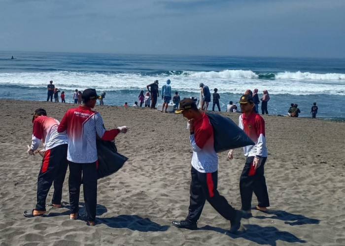 Aneka Sampah Berserakan di Pantai Dewaruci Purworejo, Bagus Roro dan Berbagai Komunitas Turun Tangan