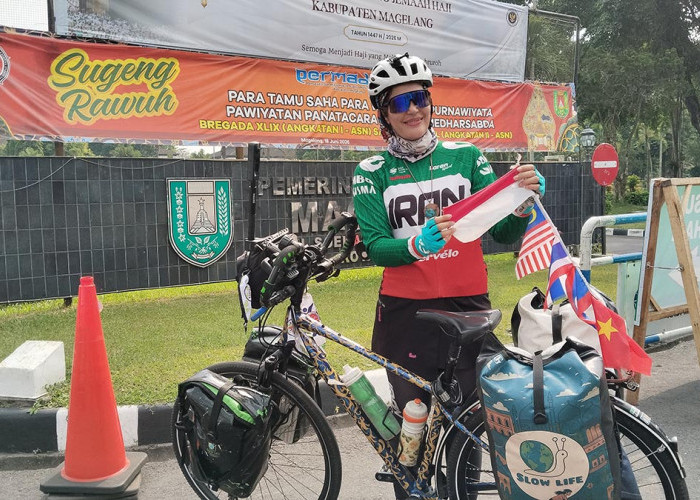 Pesepeda Solo Iran Arezoo Eskandari Tiba di Magelang, Borobudur Jadi Tujuan Utama