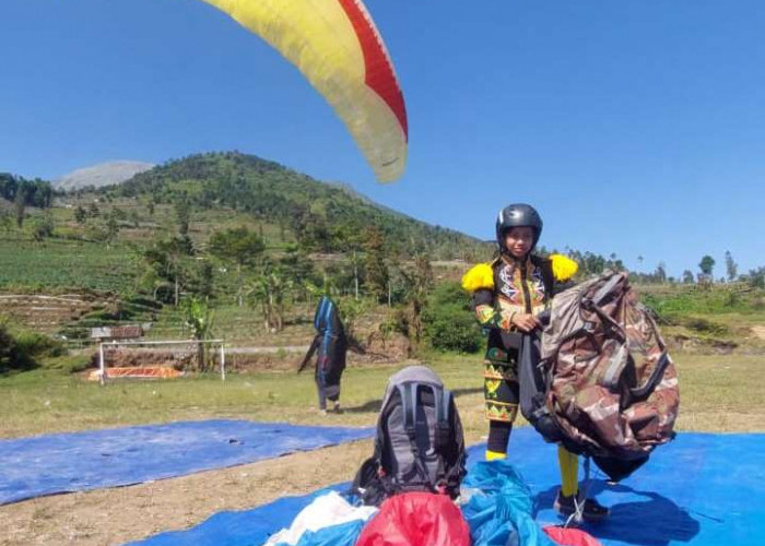 Embun, Pilot Paralayang Perempuan Pertama Purworejo Terbang Bawa Tari Dolalak di Langit Wonosobo