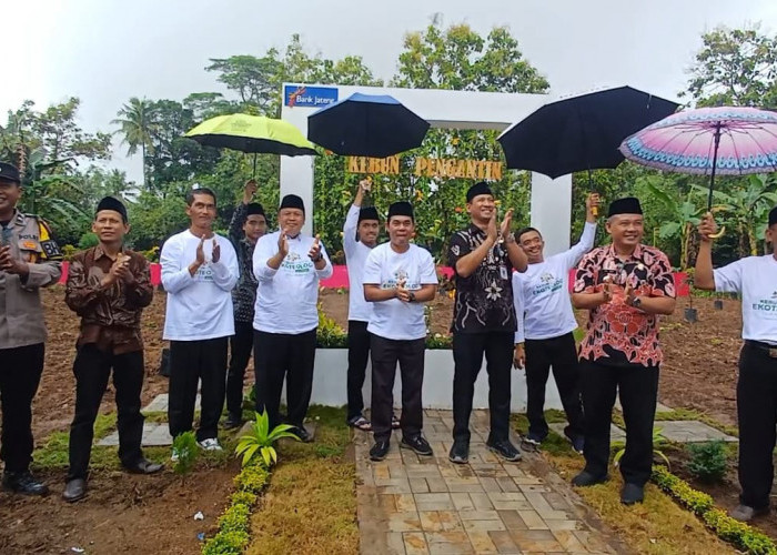 KUA Kutoarjo Luncurkan Kebun Pengantin, Puluhan Pasangan Tanam Pohon Alpukat di Tanah Wakaf Desa Kuwurejo