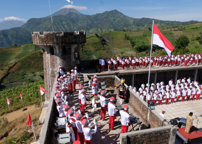 Prihatin Dunia Pendidikan, Ratusan Warga di Temanggung Kenakan Seragam SD dalam Upacara HUT RI