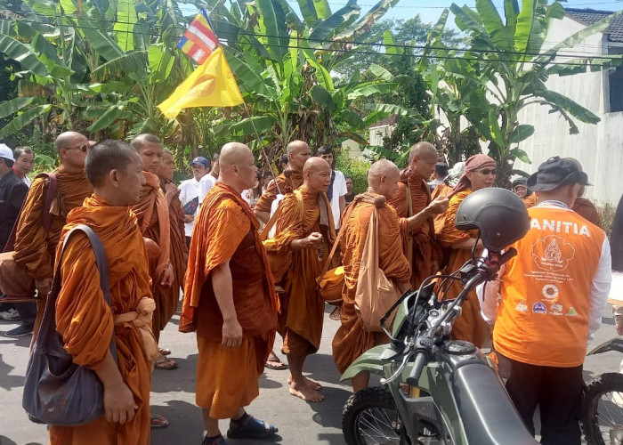 44 Biksu Menjalani Prosesi Thudong Menyusuri 2 Candi Besar di Indonesia
