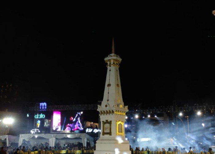 Warga menunggu di tugu Jogja saat perayaan ulang tahun Yogya