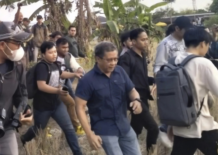 Rocky Gerung Lari ke Sawah Usai Dilempar Botol saat Diskusi Politik di Sleman Jogjakarta