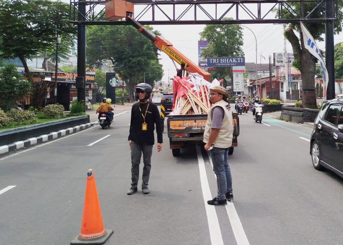 Masuk Masa Tenang, KPU dan Bawaslu Kota Magelang Sapu Bersih APK