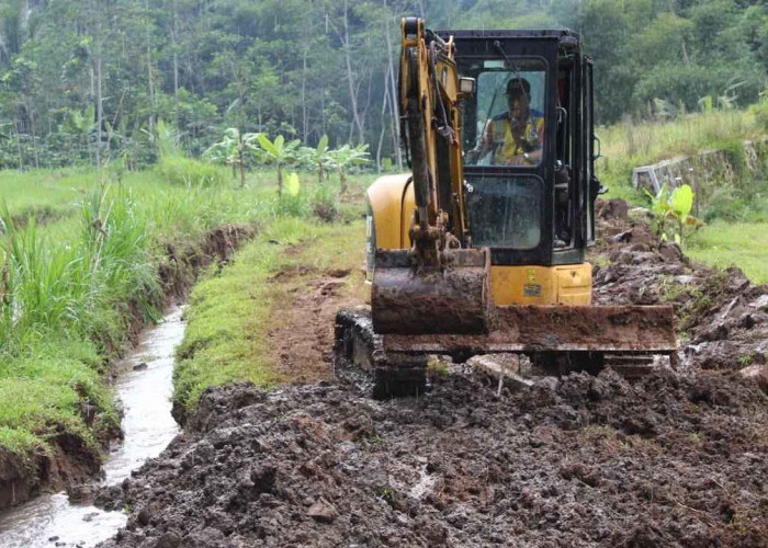 Pemkab Temanggung Kebut Pembangunan Jalan Baru di Gemawang Usai Longsor, Alat Berat Diterjunkan