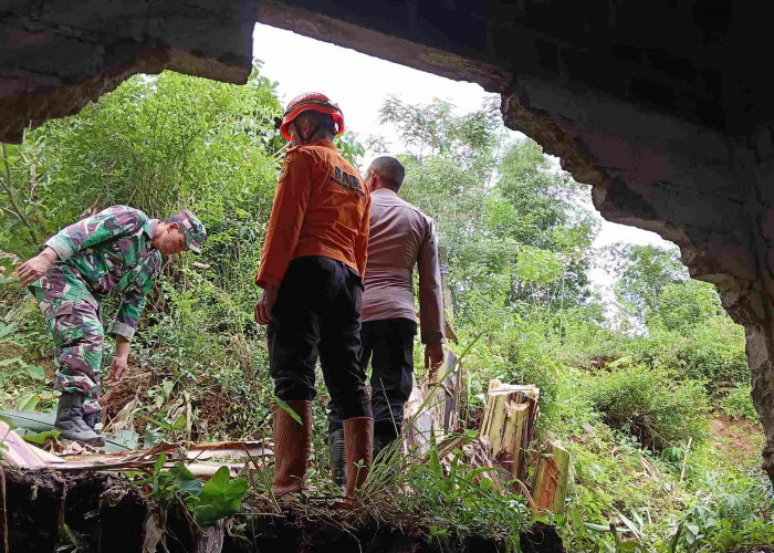 Longsor Lahan Bengkok di Wonosobo Hantam Rumah Warga hingga Ambrol