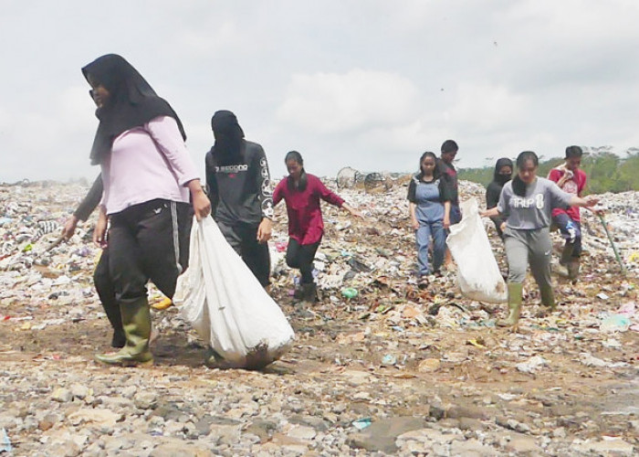 Sampah Menggunung Tuai Keprihatinan Pelajar, Siswa SMK Mipha Gelar Ragam Aksi di TPA Sanggrahan Temanggung