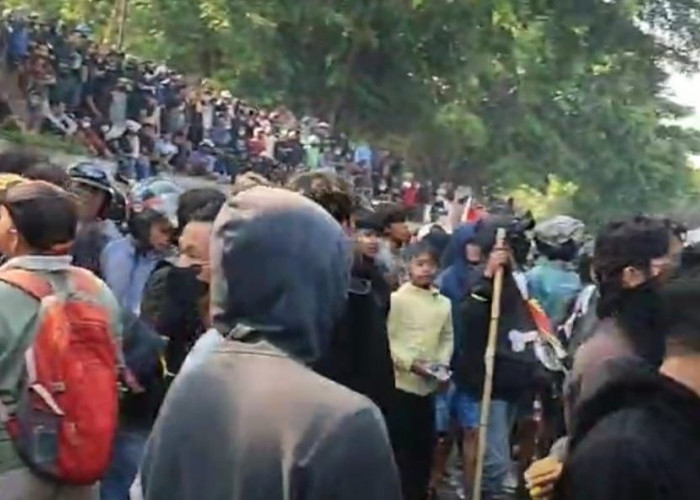 Demo DPRD Temanggung Ricuh, Polisi Tembakkan Gas Air Mata