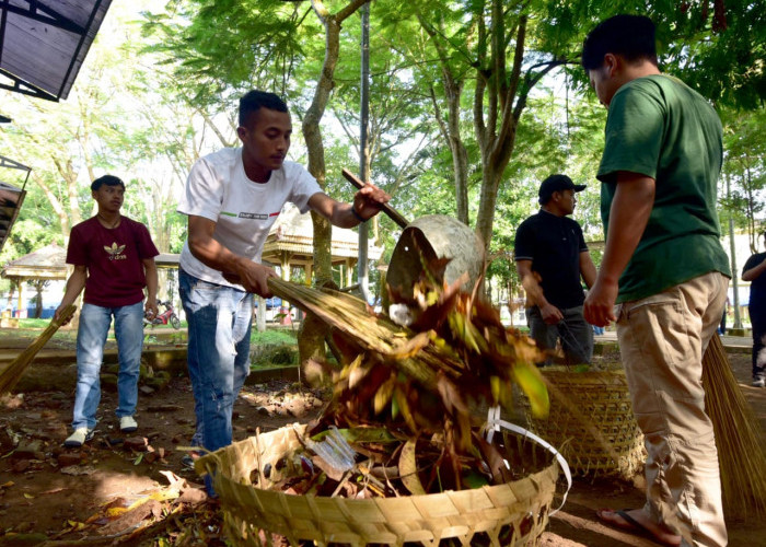 Relawan Adadia Resik-resik Taman Pengayoman Temanggung