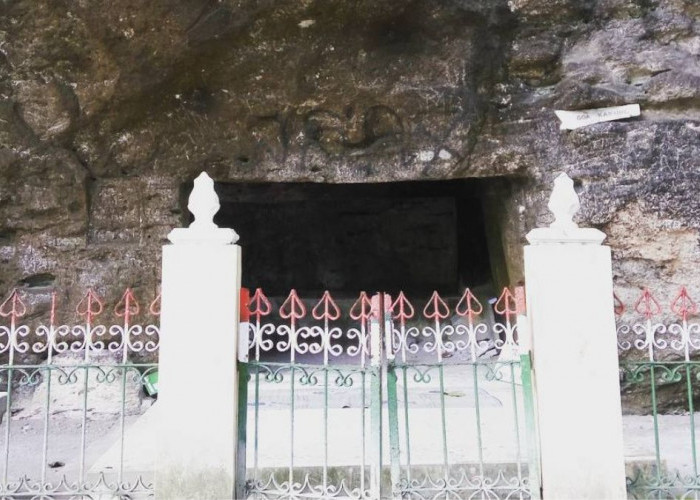 Gua Selarong merupakan Gua bersejarah yang menceritakan tentang perang Pangeran Diponegoro melawan Belanda