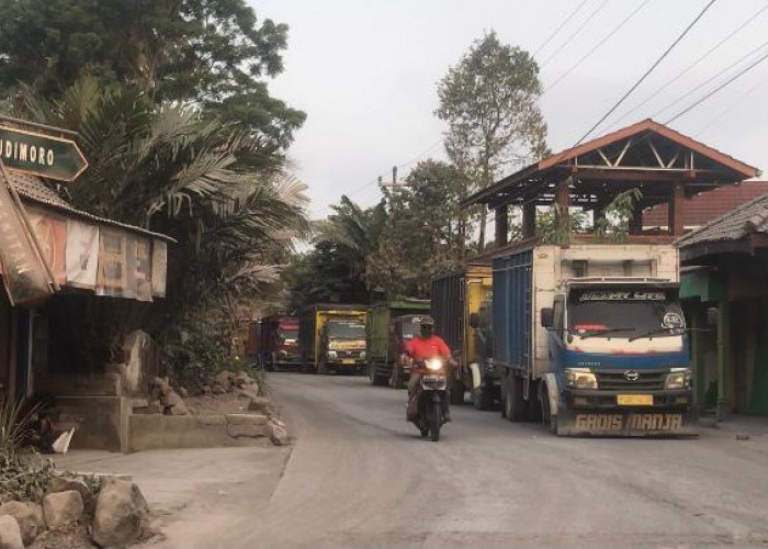 Belasan Truk Pasir Parkir Sembarangan di Tepi Jalan Desa Sucen, Warga Setempat: Kami Kesulitan Lewat