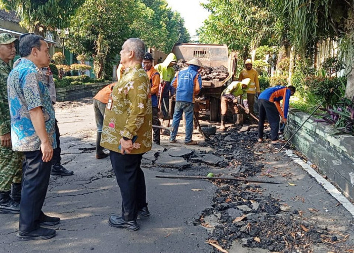 Jalan Dr Sutomo Rusak Parah, Warga Muntilan Swadaya Pasang Rambu Larangan Truk
