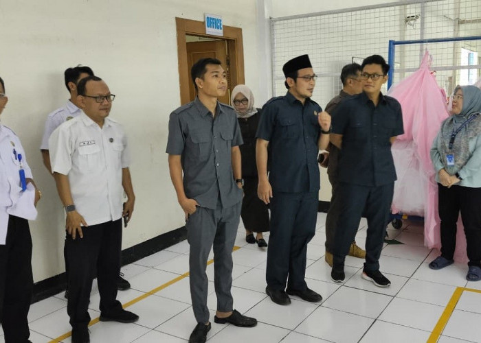 Ketua Komisi II DPRD Kabupaten Tegal Muhammad Alfian Adipradana bersama jajarannya saat melakukan kunjungan di salah satu pabrik di Margasari