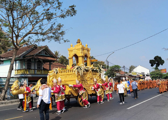 Ribuan Umat Buddha Khidmat Ikuti Puja Yatra Asadha 2026 di Candi Borobudur