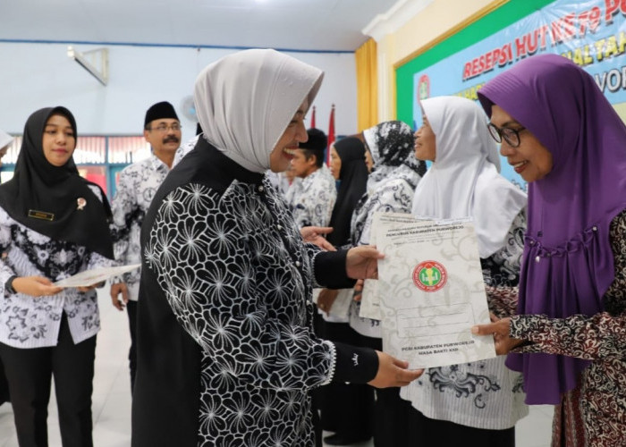 10 Guru Purna Tugas di Purworejo Dapat Penghargaan dari Bupati