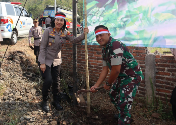 Polres Magelang Kota Tanam 2.277 Bibit Pohon di Sukosari Bandongan