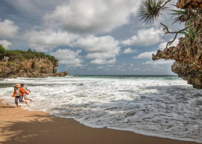 Gak Perlu Jauh-jauh ke Bali! Pesona Pantai Ngobaran, Perpaduan  Alam dan Budaya yang Mengesankan