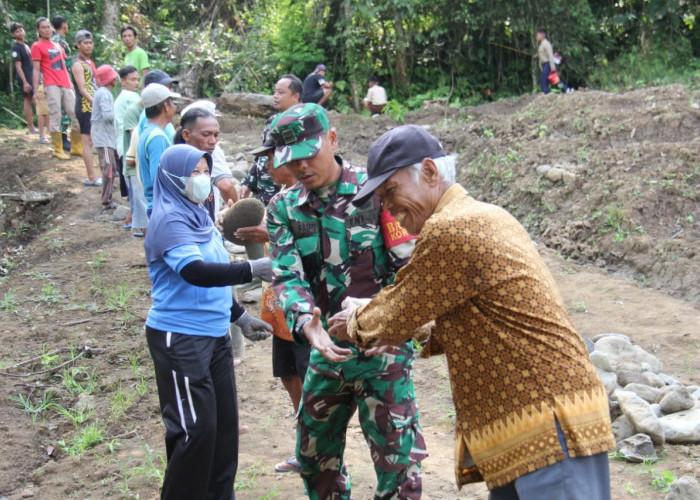 Antusias Warga Bersama Babinsa Dalam Karya Bakti di Kali Kanci