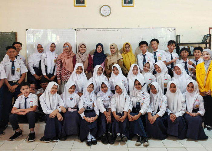 Asyiknya Belajar STEM, Tim PKM Untidar Ajak Siswa SMPN 2 Bandongan Rancang Rumah Tahan Gempa