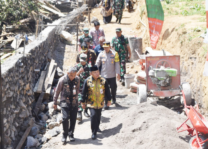 Bangun Jalan Penghubung Dua Desa di Kawasan Dieng Wonosobo