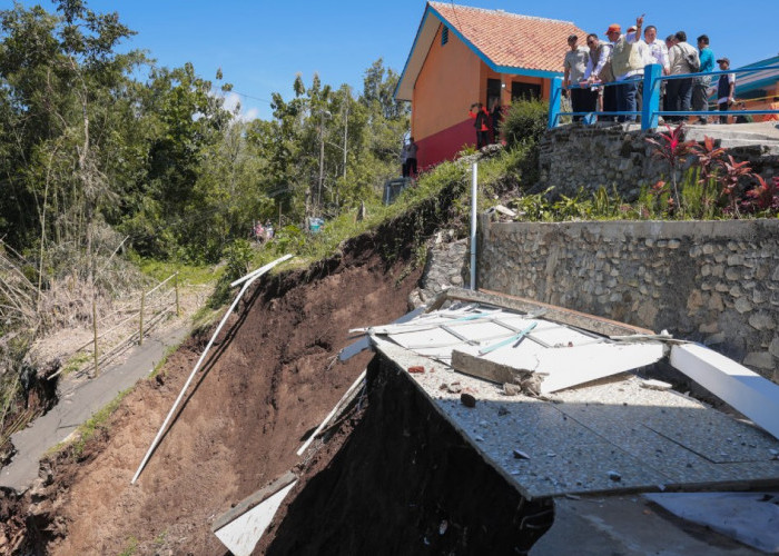 Tinjau Longsor Brebes, Ahmad Luthfi Ultimatum Pembenahan Cepat Akses Jalan dan Sekolah