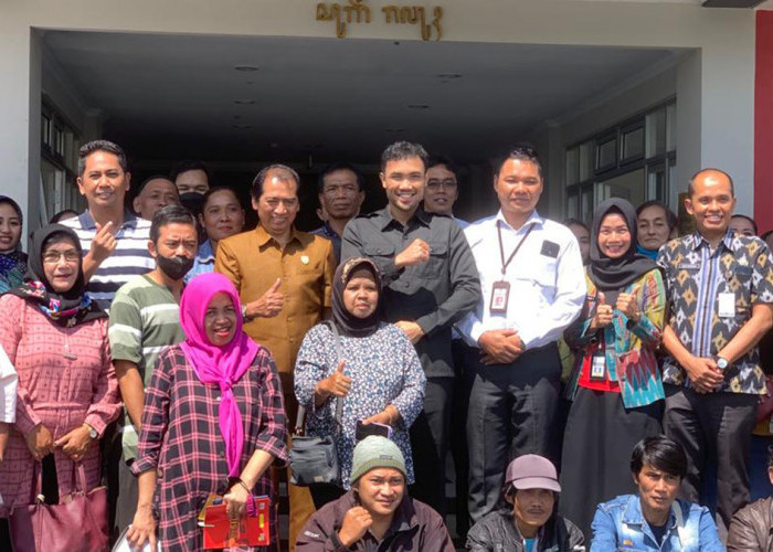 Ketua Komisi C (tengah) Evin Septa Haryanto didampingi Anggota Dewan Marjinugroho dan masyarakat usai membahas tentang program 