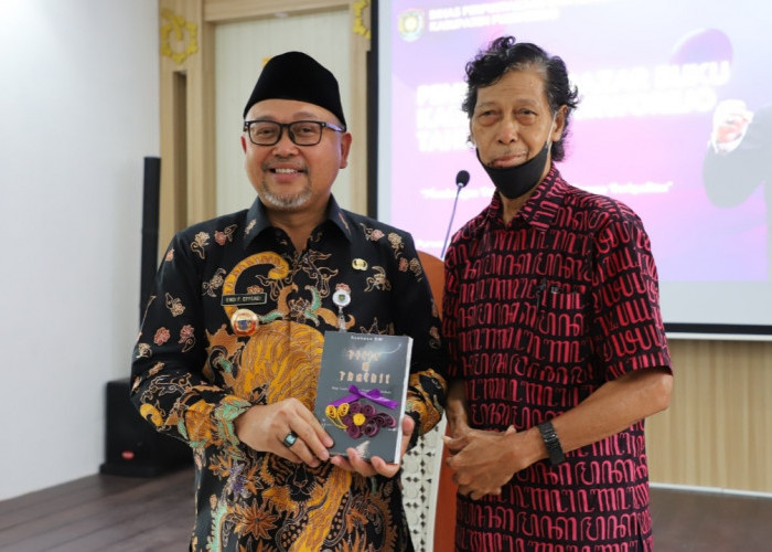 Buka Bazar Buku, Pjs Bupati Terima Buku Karya Budayawan Purworejo