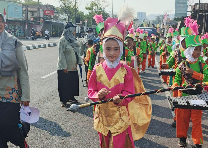 Tampil Memukau di Karnaval Desa, Marching Band Baskara Muda Bangun Karakter Siswa MI Muhammadiyah Danurejo
