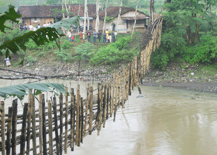 Jembatan Ngembik terputus tahun 2011