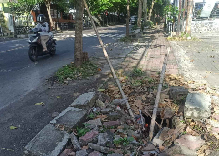 Trotoar di Temanggung Ambles! Warga Terpaksa Pasang Tanda Seadanya