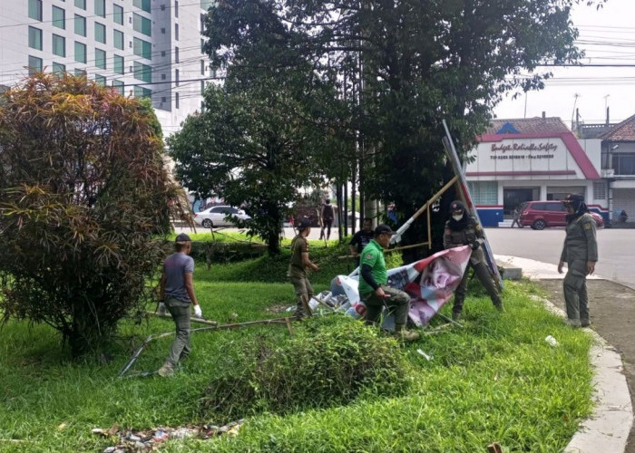 Ribuan Alat Peraga Kampanye Paslon di Kabupaten Magelang Disapubersih