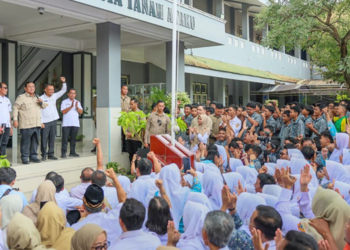 Tinjau SMA Negeri 1 Cilacap, Prabowo dan Ahmad Luthfi Pastikan Program MBG Lancar