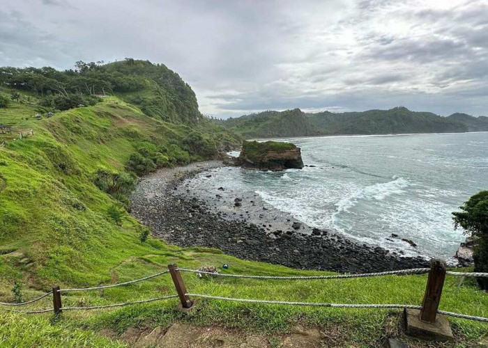 Eksotisnya Pantai Menganti Wisata Instagramble dan Paling Ramai di Kebumen