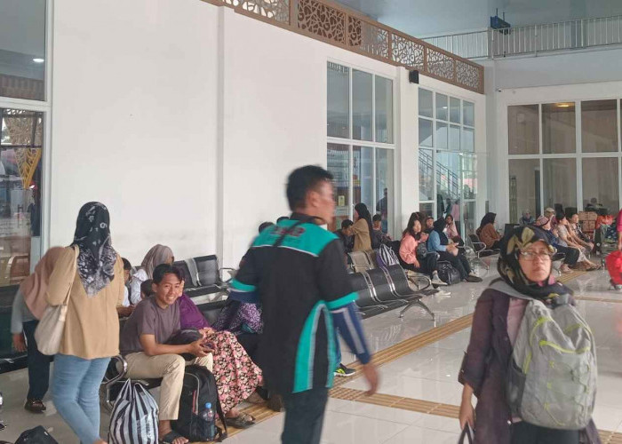 Terminal Tidar Kota Magelang Disesaki Calon Penumpang Saat Arus Balik Nataru 2025