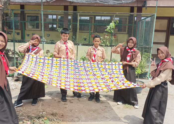 Siswa SMPN 1 Sawangan Magelang Praktik Membuat Batik Shibori dengan Teknik Lipatan Segitiga