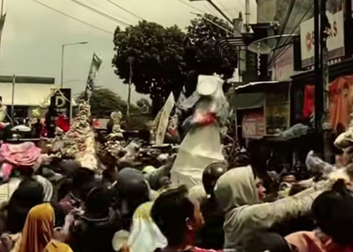 Hujan Tak Surutkan Semangat, Ribuan Pedagang Rayakan 100 Tahun Pasar Legi Parakan