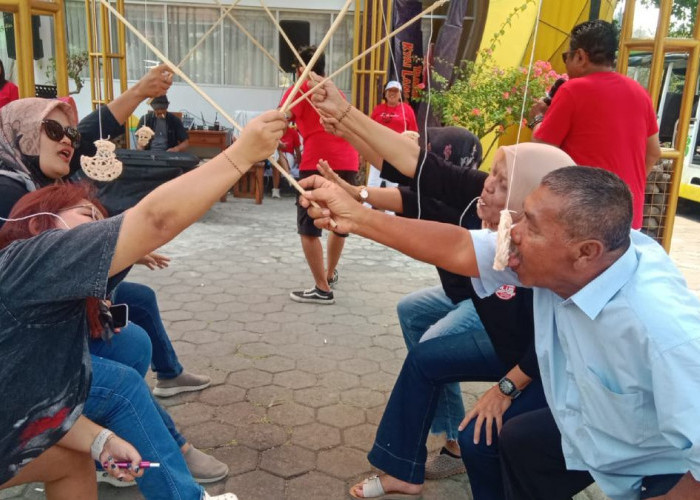 Serunya Wisatawan Taman Kyai Langgeng Ikut Lomba 17-an Bareng Kru Musik Kepodang