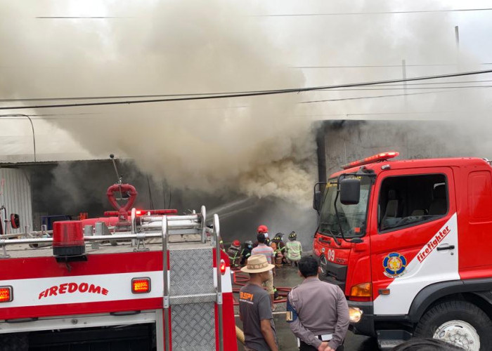 Kebakaran Pabrik Kayu di Bandongan Arus Kendaraan Dialihkan