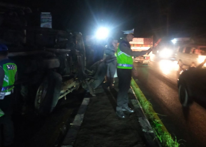 Truk Dump Bermuatan Pasir Terbalik di Tikungan Pare Mungkid, Lalu Lintas Sempat Terganggu