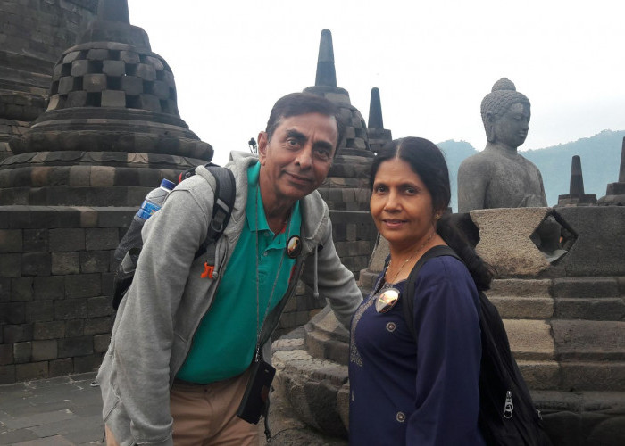 Pasangan wisatawan asing menikmati private tour Borobudur dengan pelayanan ramah Borobudur Tours