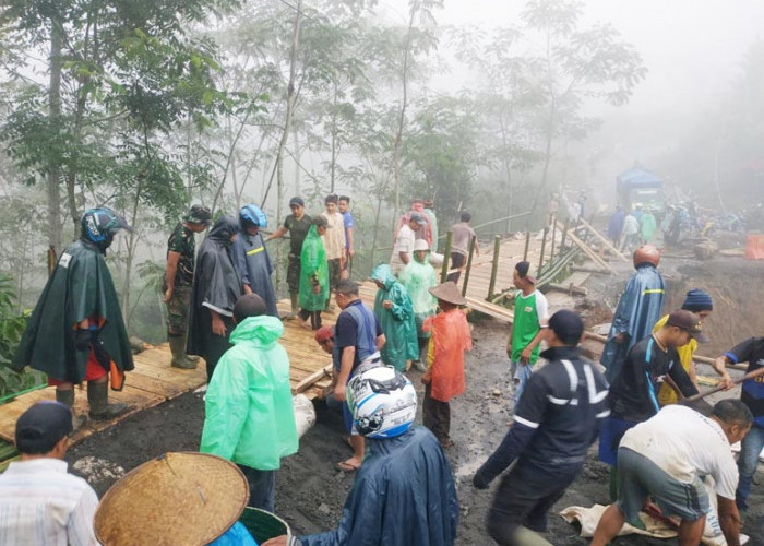 Akses Jalan Watumalang - Lumajang Wonosobo Lumpuh Total