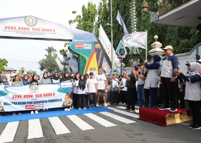 Ribuan Guru Ramaikan Jalan Sehat HUT ke-80 PGRI Purworejo, Bupati: Guru Adalah Motor Penggerak Bangsa