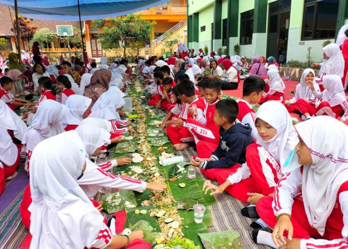 Siswa SD Kedungsari 5 Makan Bersama ‘Kembul Bujono Skadema’, yang Tidak Suka Sayur Menjadi Gemar